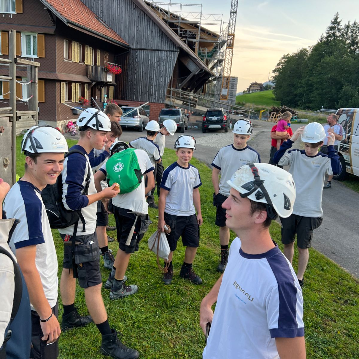 Lernende mit Ausrüstung vor dem Hof