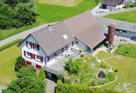 Das Bauernhaus aus der Vogelperspektive vor dem Neubau