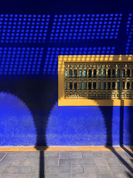 Licht und Schattenspiel an einem Fenster in Marrakesch