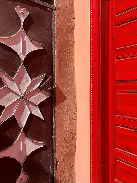 Muster an einer farbigen Türe in Marrakesch