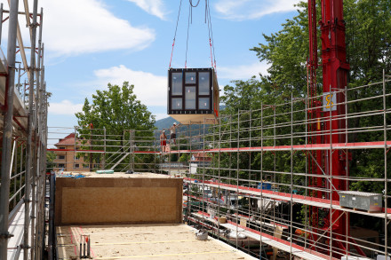 Montage von Modulen für das Schulhaus Champagne in Biel