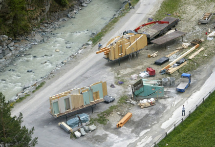 Bauplatz mit Pritschen und Holzelementen