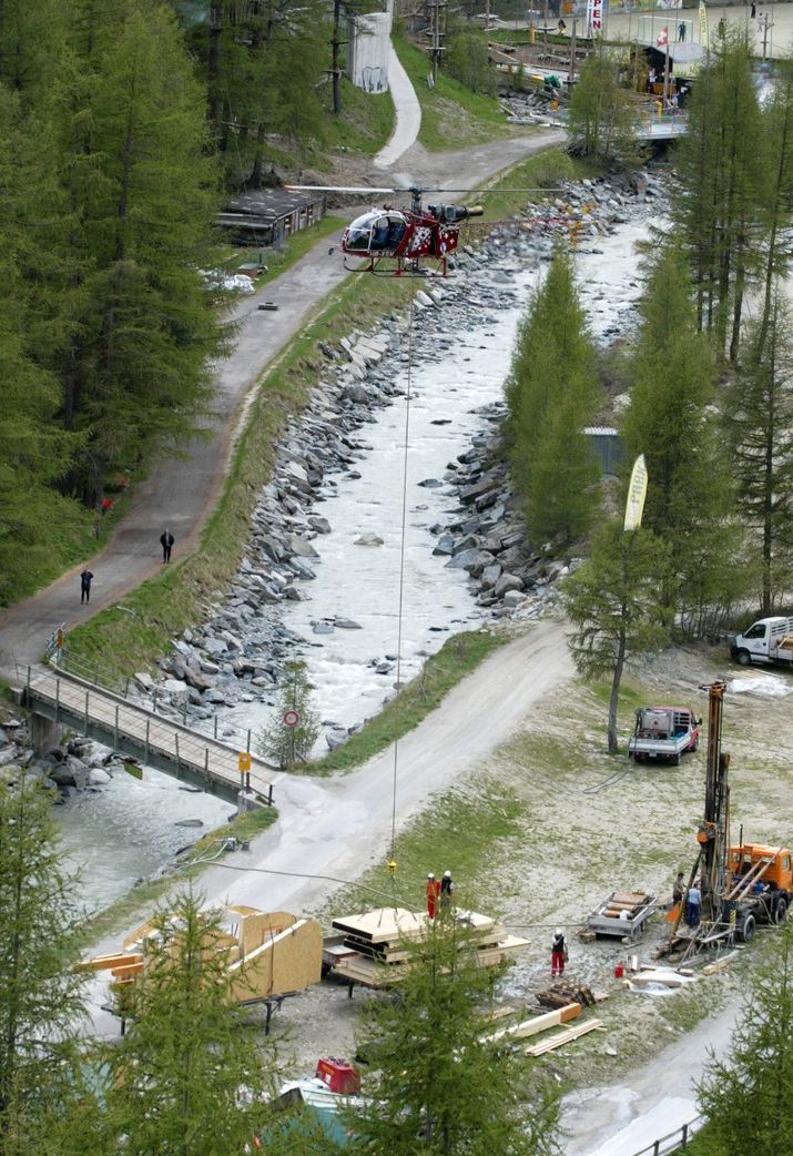 Helikopter lädt Holzelement auf