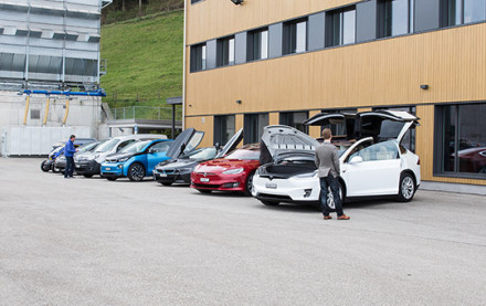 Die Gäste zeigten grosses Interesse an den verschiedenen Elektro- und Hybridautos.