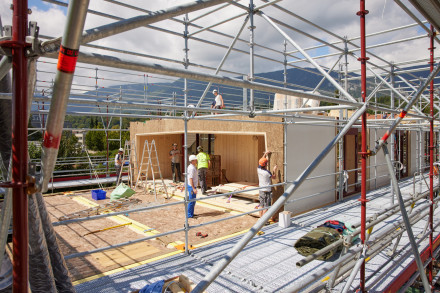 Sicht auf die Baustelle, wo ein Modul gerade 