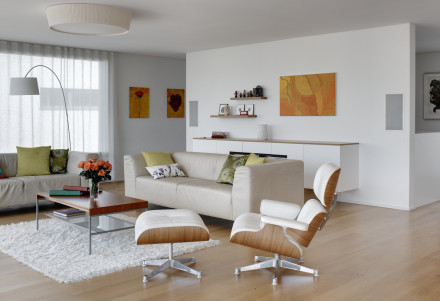 Möbliertes Wohnzimmer mit einem Lesestuhl mit Filzschutz