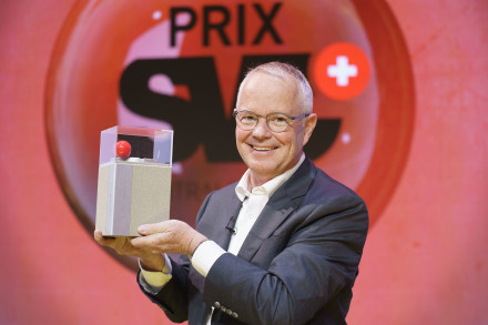 CEO Max Renggli hält die Trophäe vom Prix SVC 2020 in die Höhe.