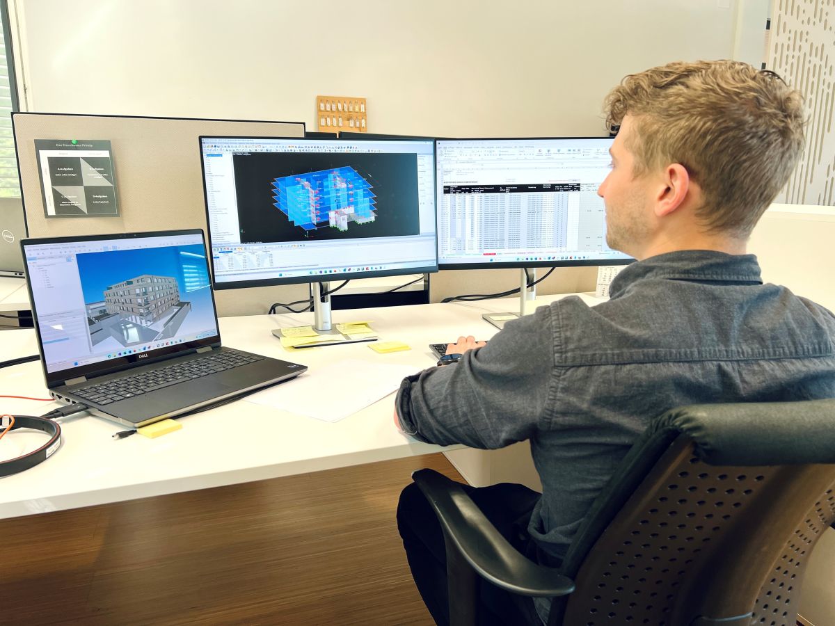 Ramon Erni am Arbeitsplatz