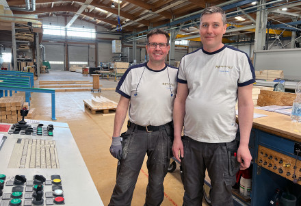 Zwei CNC-Maschinisten stehen vor der Hundegger-Maschine im Renggli-Werk