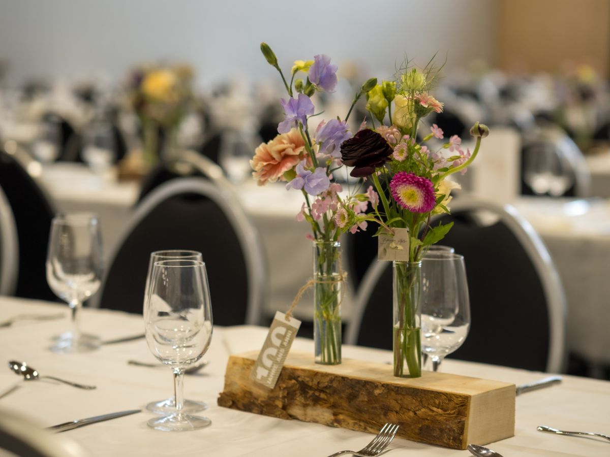 Tischdekoration von Blumen Atelier Schötz und Holzstücken von Thomas Kiener