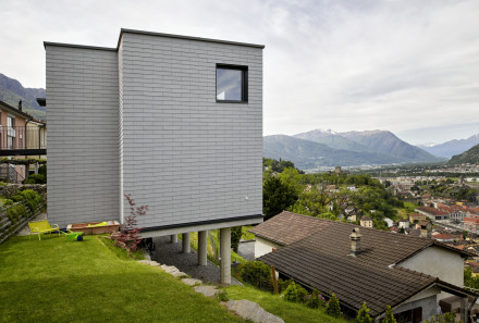 Garten im steilen Gelände mit Renggli-Haus.