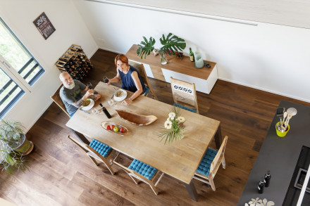 Esszimmer von Galerie oben fotografiert mit Parkett