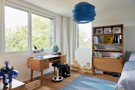 Kinderzimmer mit Spielsachen und Blick nach draussen