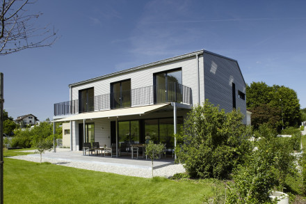 Zweigeschossiges Renggli-Einfamilienhaus mit überdachter Terrasse und Lounge-Bereich