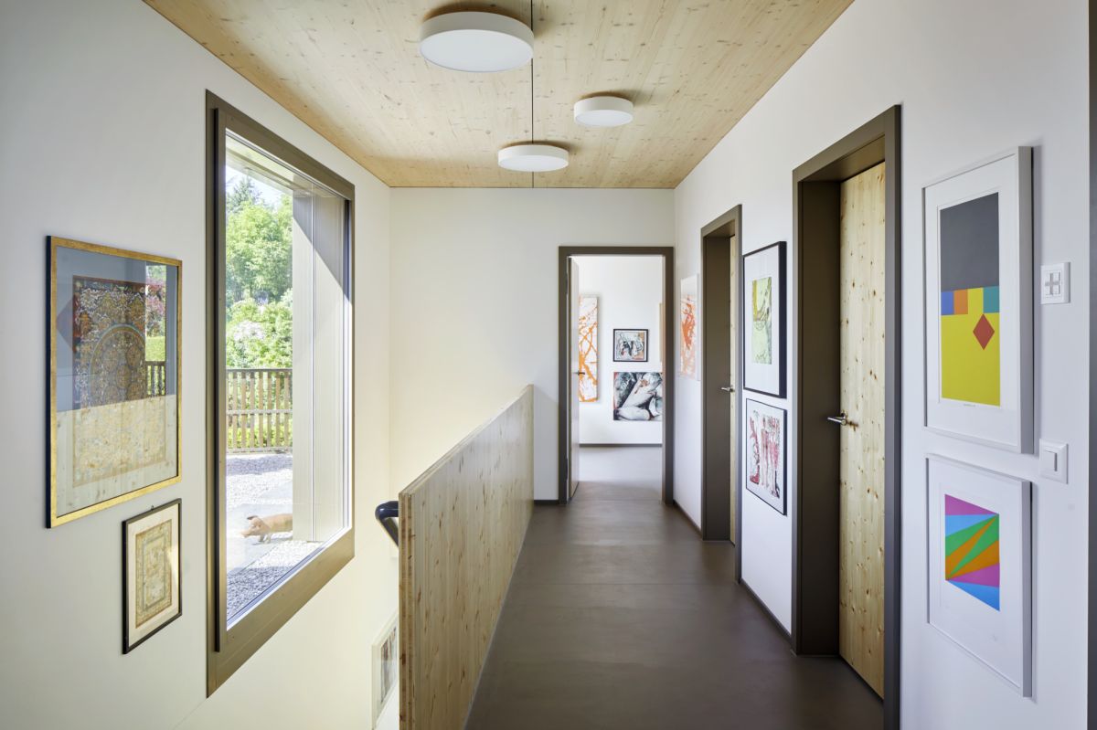 Blick entlang des Korridors mit Sicht ins UG