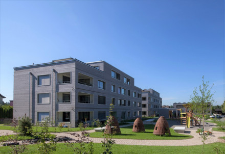 Überzeugende Synergie von Holz und Beton: swisswoohouse-Überbauung in Möriken.