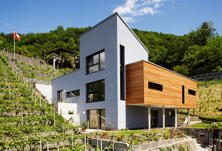 Einfamilienhaus in Pianezzo mit einer Kombination aus Flachdach und steilem Pultdach