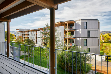 Laubengang mit Sicht auf den Binnenraum mit Spielplatz