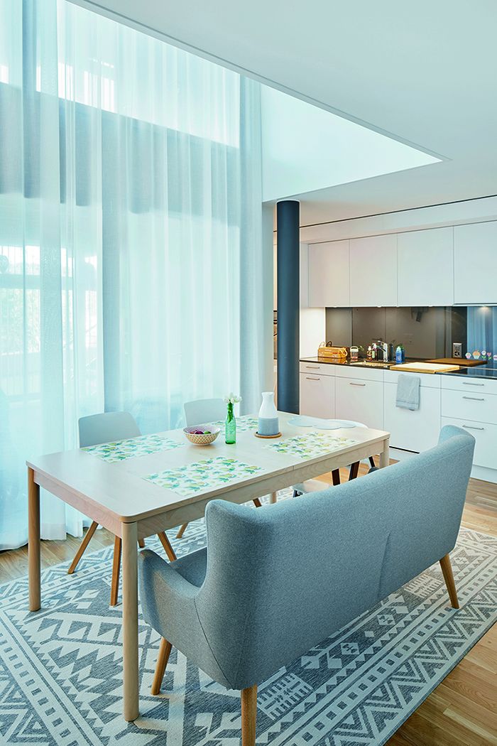 Küche mit Essraum und Verbindungs ins obere Geschoss der Maisonettewohnung