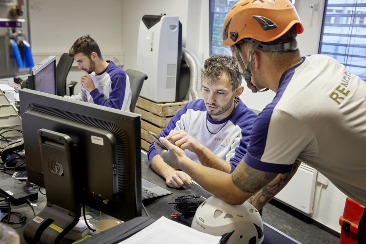 Pascal Kronenberg (Mitte), Baustellenleiter bei Renggli, an seinem mobilen Arbeitsplatz auf einer Grossbaustelle in Zürich