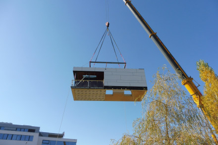 Modul hängt am Pneukran in der Luft.