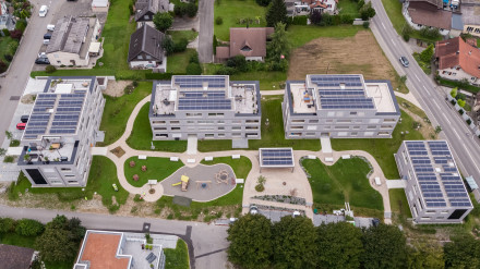 Überbauung swisswoodhouse Möriken mit vier Mehrfamilienhäusern mit Photovoltaikanlagen auf der gesamten Dachfläche