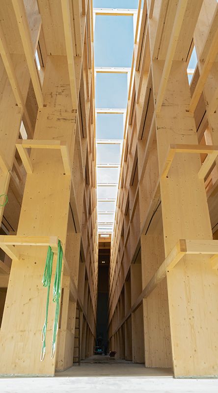 Hochregallager aus Holz während des Baus (ohne Dach)