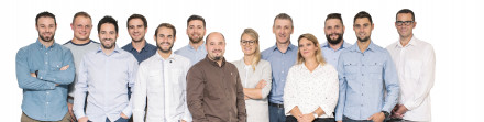 Teamfoto mit weissem Hintergrund