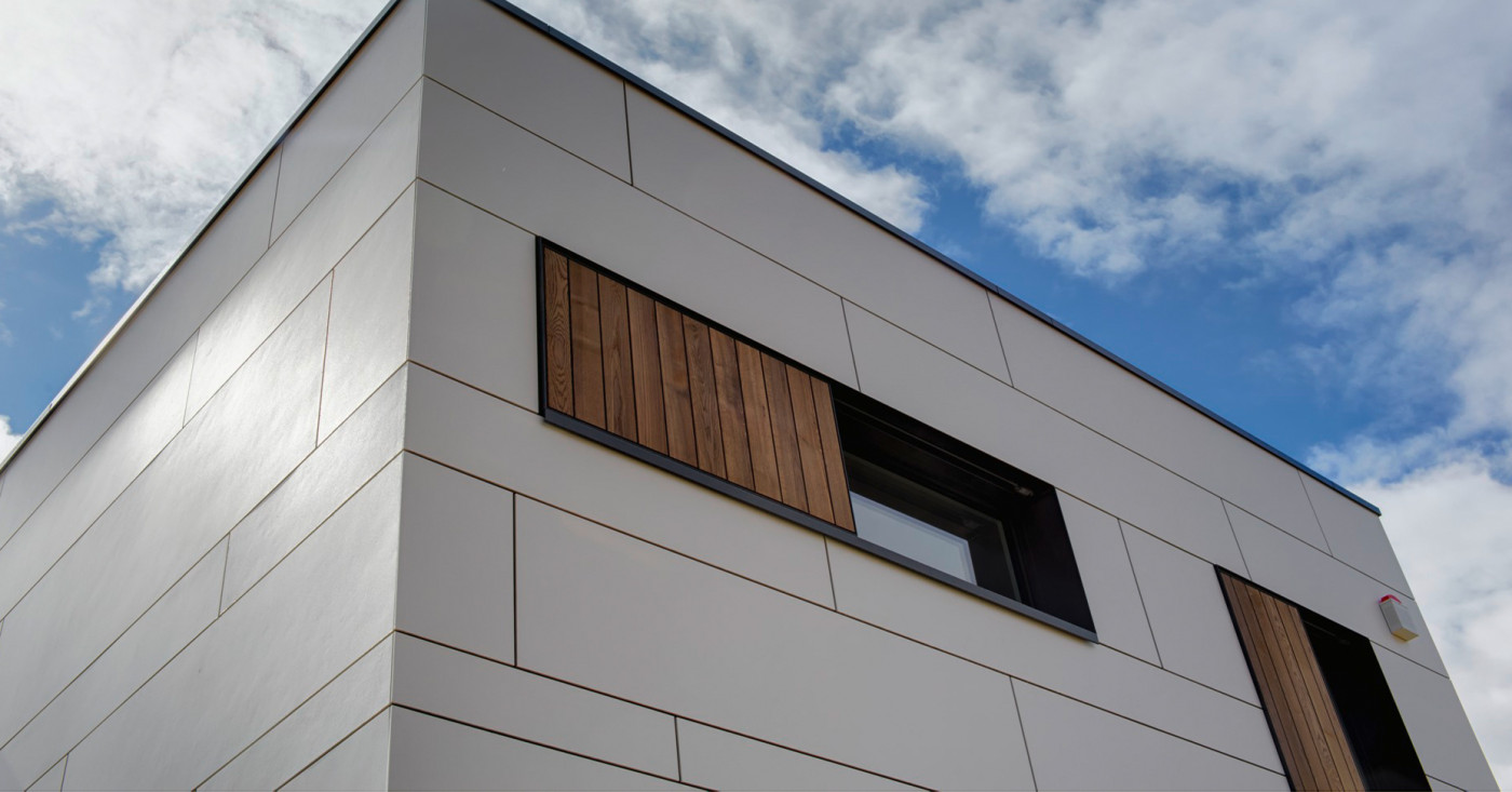 Unsichtbar befestigte Fassadenelemente als Kleid f&uuml;r ein Haus