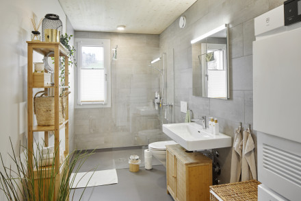 Badezimmer mit bodenebener Dusche/WC
