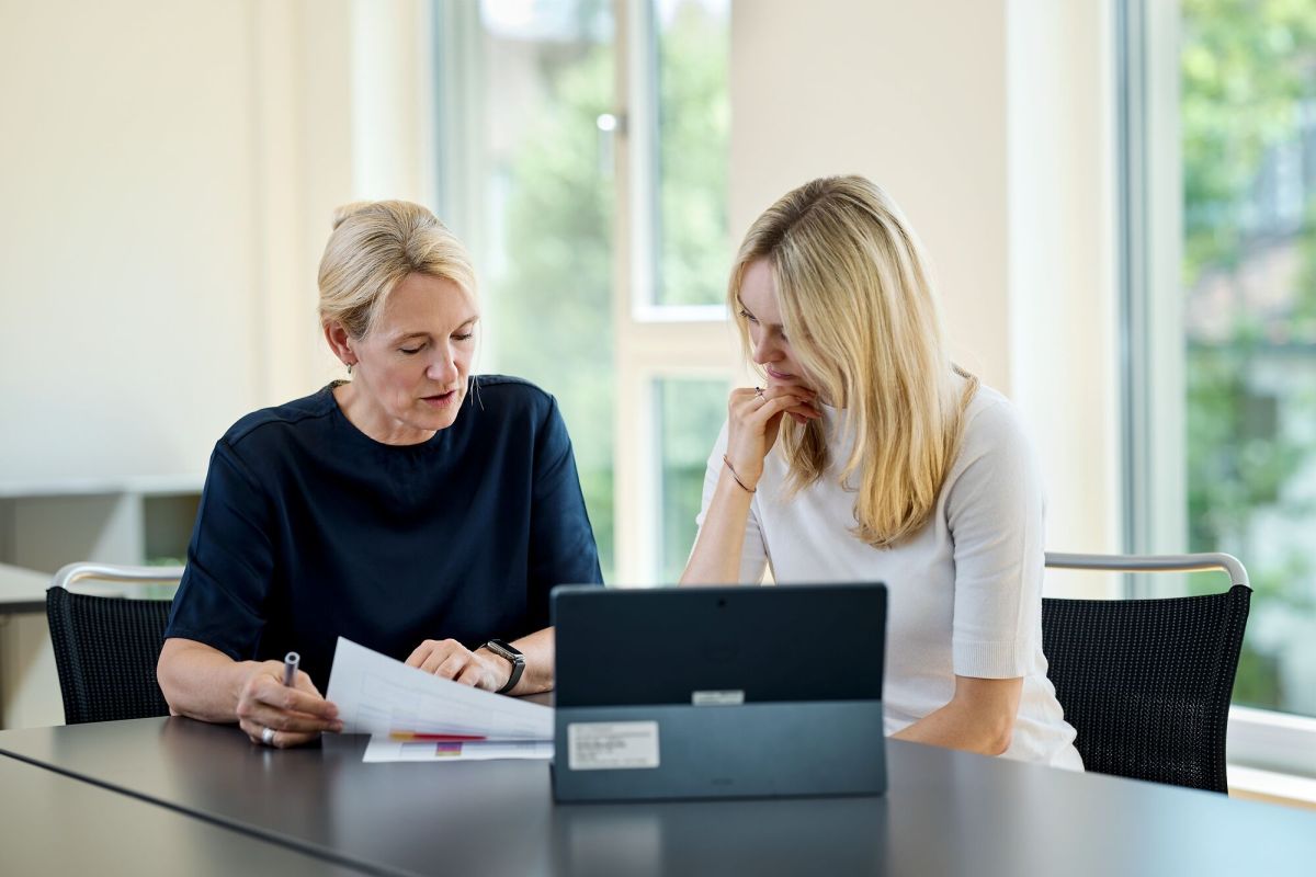 Zwei Projektentwicklerinnen bei einer Besprechung