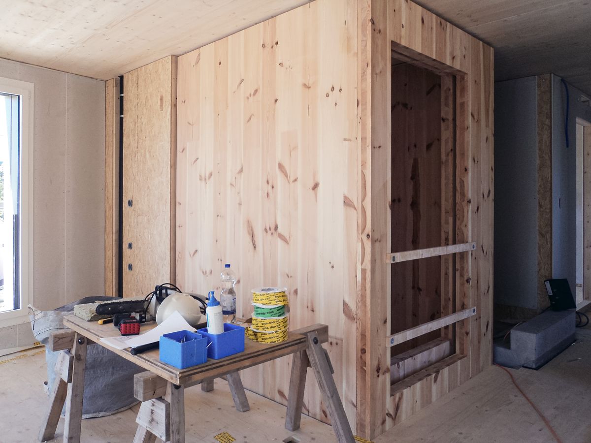 Liftschacht in Holz während der Montage.