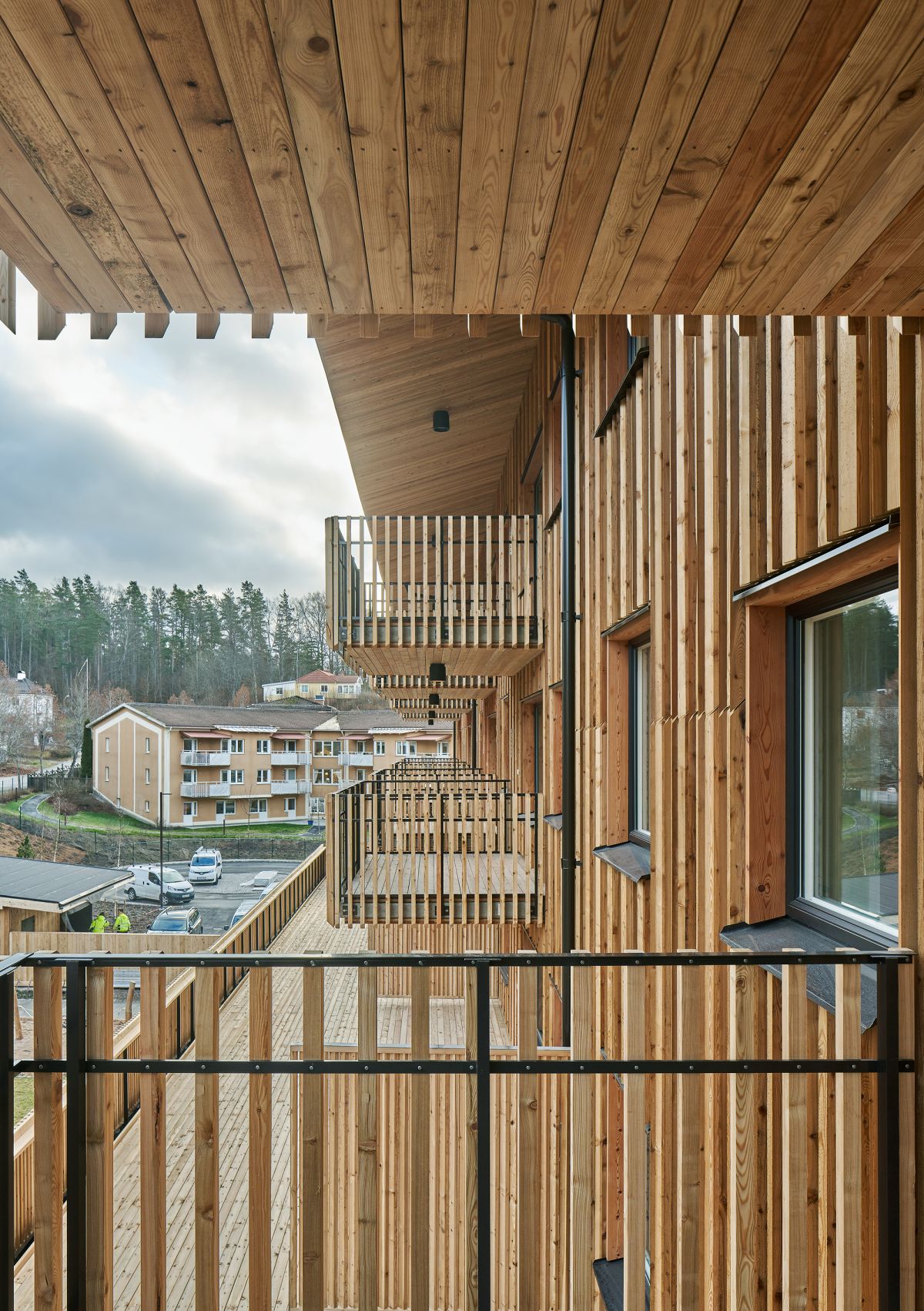 Seitliches Foto der Balkone und Fassade mit Lisenen und dem Dachvorsprung