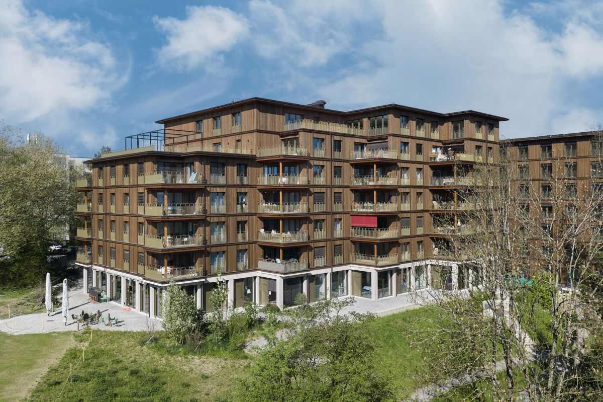 Mehrfamilienhaus mit grossen Balkonen und einer Dachterrasse