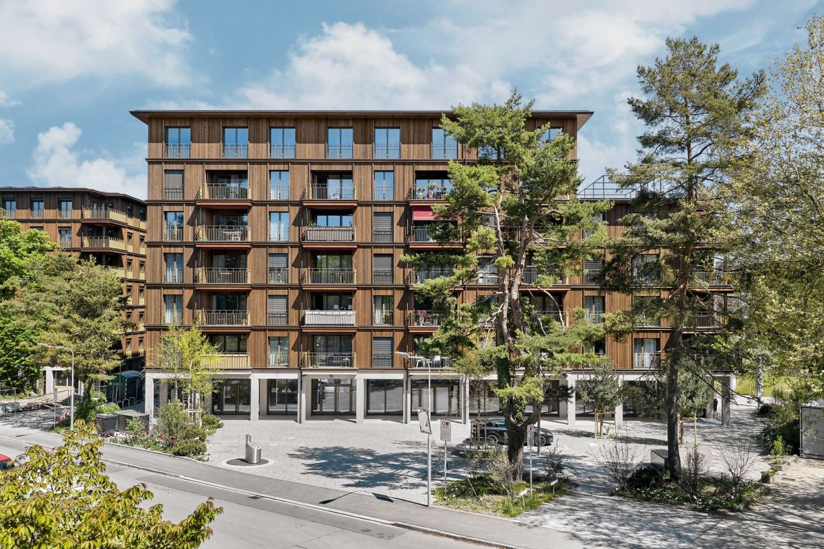 7 geschossiges Mehrfamilienhaus mit Holzfassade und Bakonen