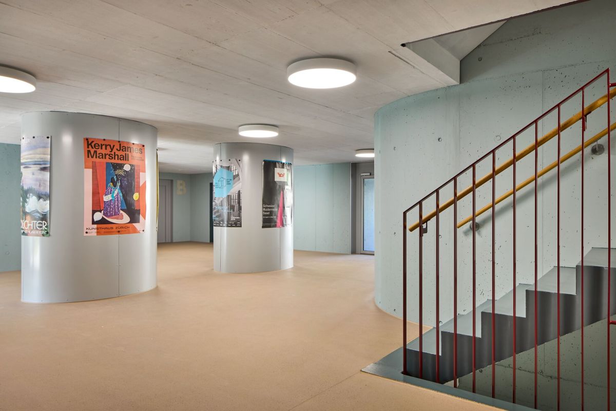 Eingangshalle mit Treppe und zwei Litfasssäulen