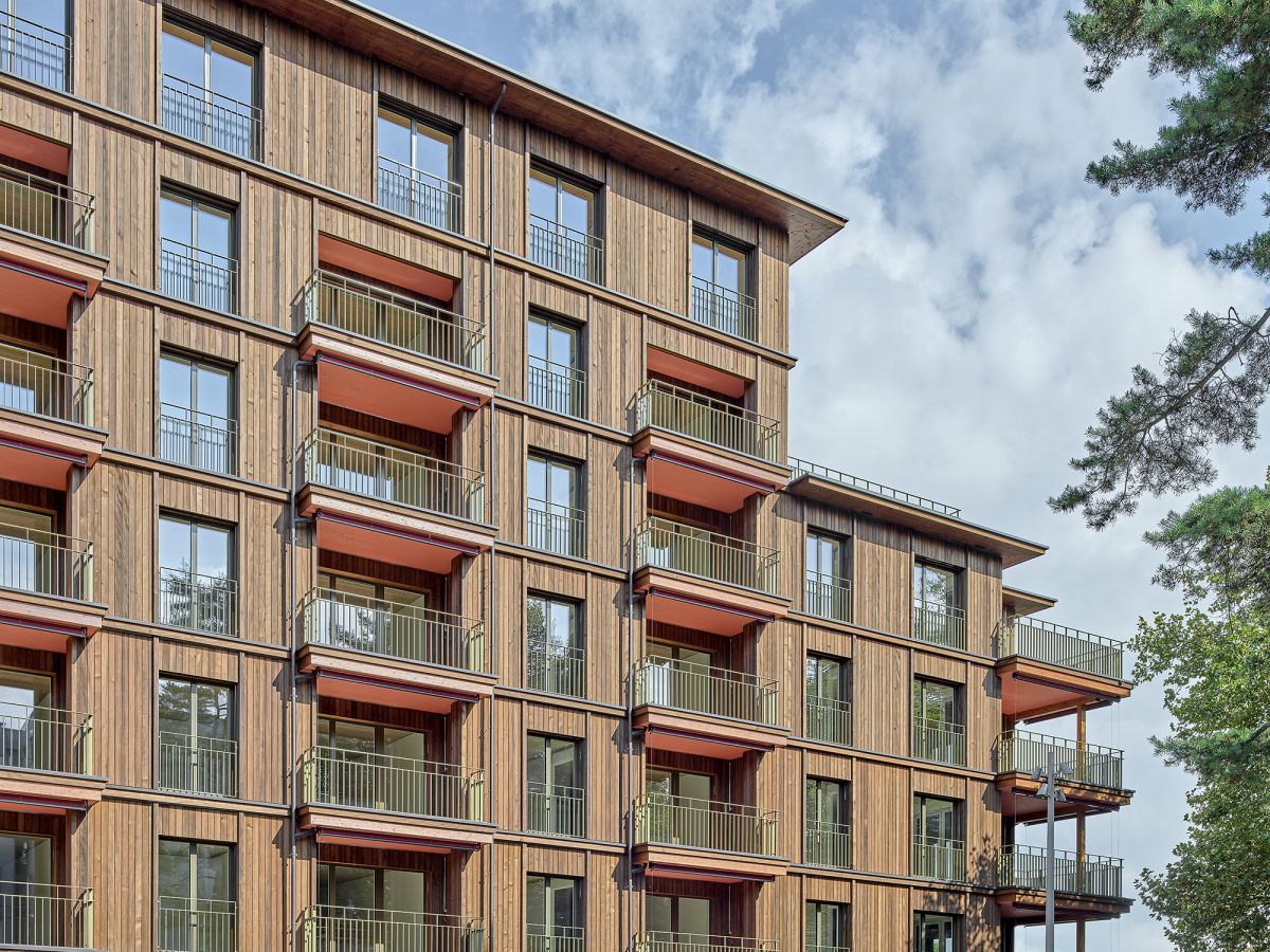 Mehrfamilienhaus mit grossen Balkonen und einer Dachterrasse