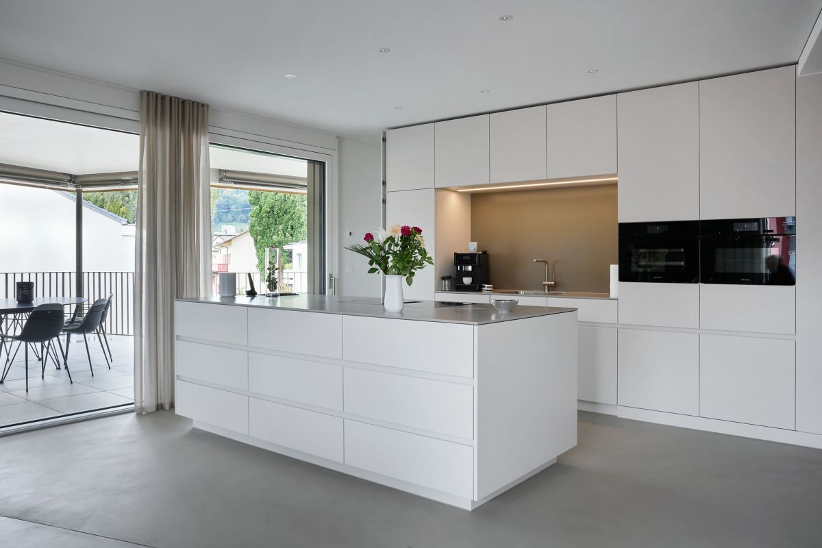 Küche mit Kücheninsel in weiss