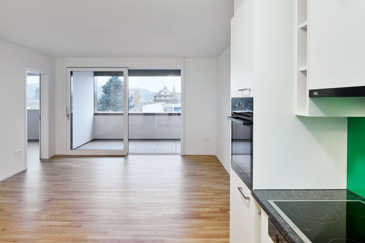 Küchenzeile mit Wohnzimmer und blick auf den Balkon