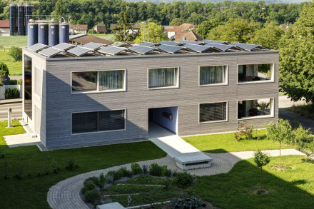 swisswoodhouse mit Photovoltaikanlage auf dem Dach