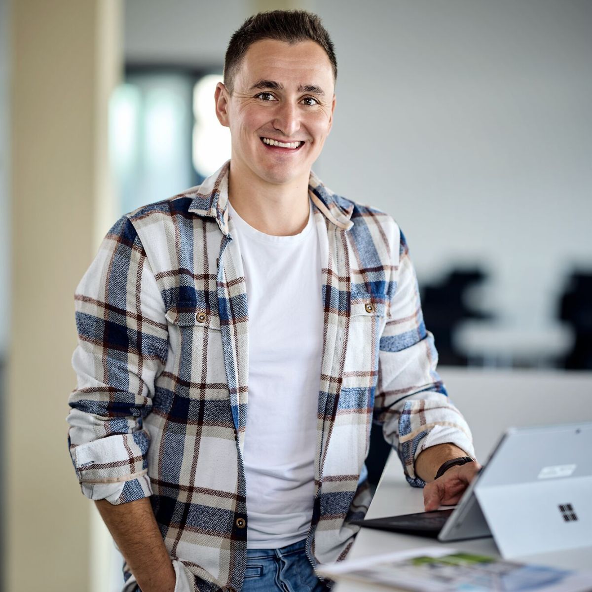 Mann mit Laptop an Hochtisch