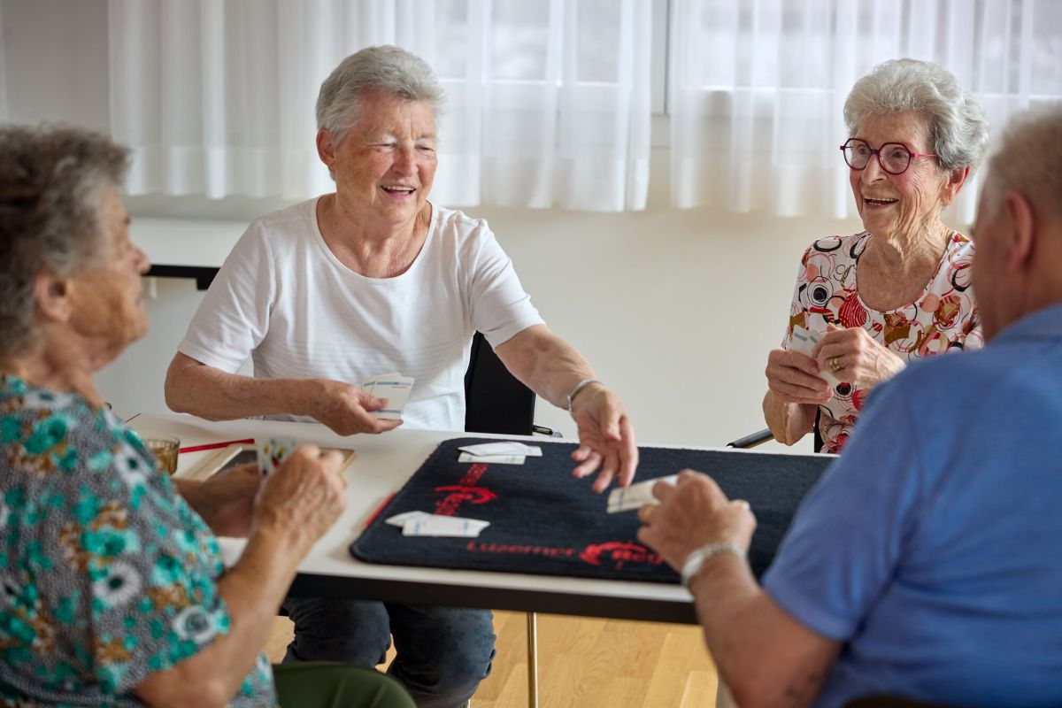 Vier Bewohnerinnen beim Jassen