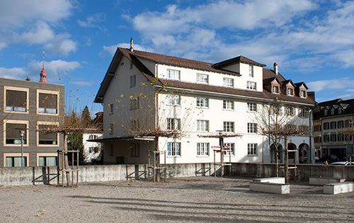 aufzustockendes Bürogebäude und angrenzendes denkmalgeschütztes Haus vor der Aufstockung