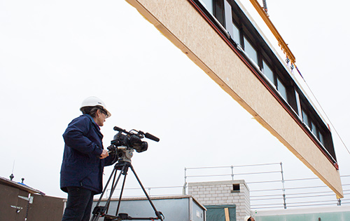 Die Bauherrin Ingeborg Wyss-Hurni beim Filmen ihres eigenen Bauprojekts.