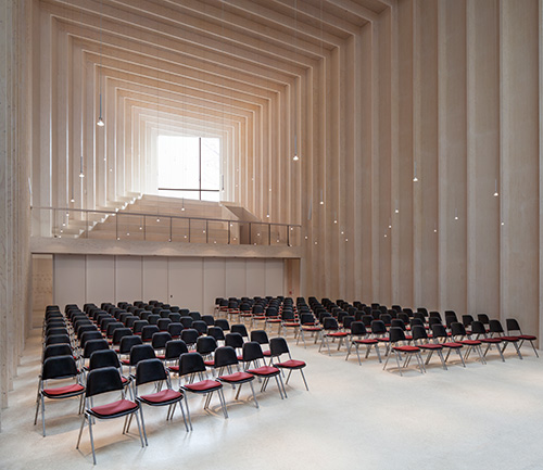 Intérieur de l'église avec chaises mobiles