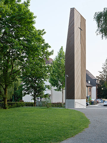 Vue de la tour de l'église avec façade en bois