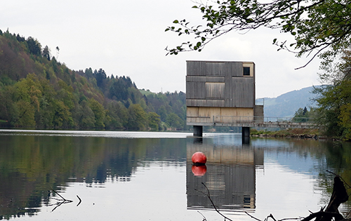 Meist ist der Ruderzielturm geschlossen und schwebt als kubische Skulptur über dem «Göttersee».