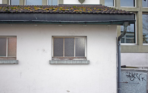 Ce bâtiment a besoin de travaux d’entretien - qu’il s’agisse du mur, des fenêtres ou du toit.