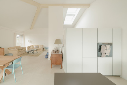 Vue de la cuisine-salle à manger vers la table et le salon avec lumière supérieure
