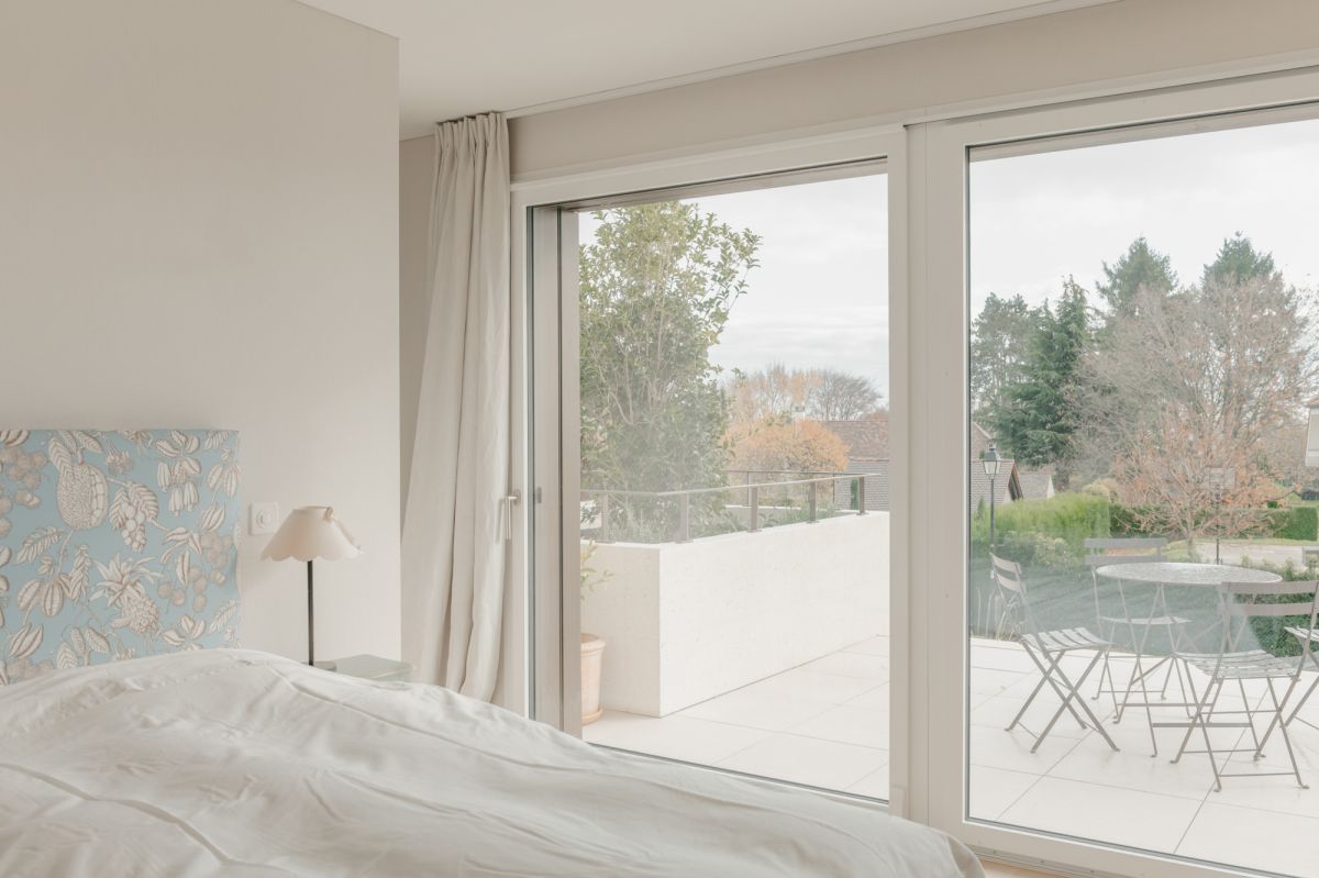 chambre à coucher avec vue sur la terrasse et les arbres